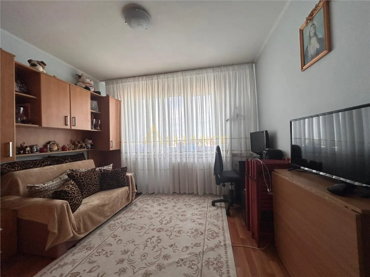 De vanzare apartament 3 camere, situat pe strada Turnul Magurele, intr-un bloc construit in 1974. - foto 9