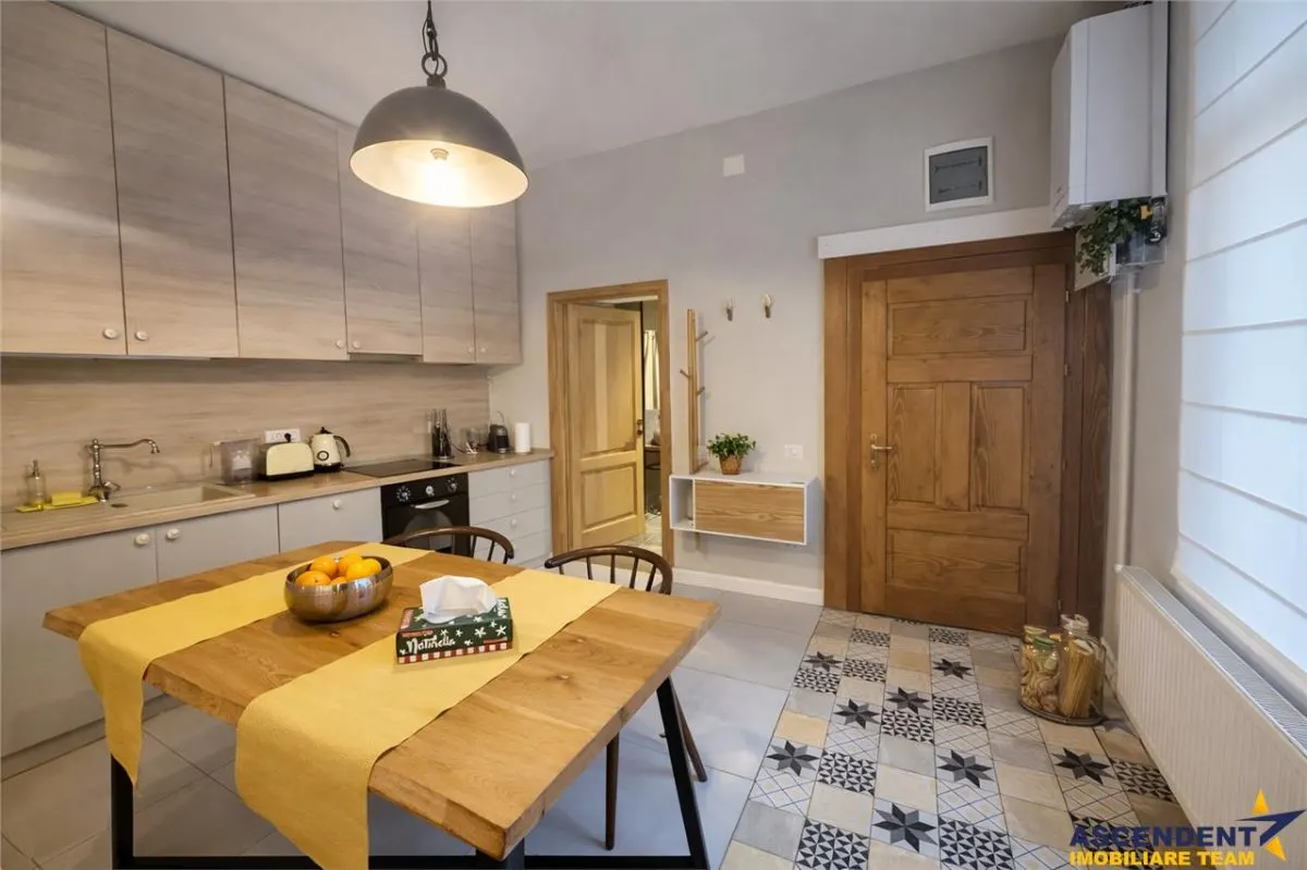 Refugiu urban lux, apartament spectaculos pe aleea pietonala a Postavarului,Centrul Istoric - foto 2