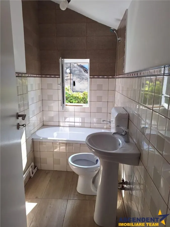 Resedinta/ spatiu profesional de inchiriat, Ghimbav – Central - foto 13