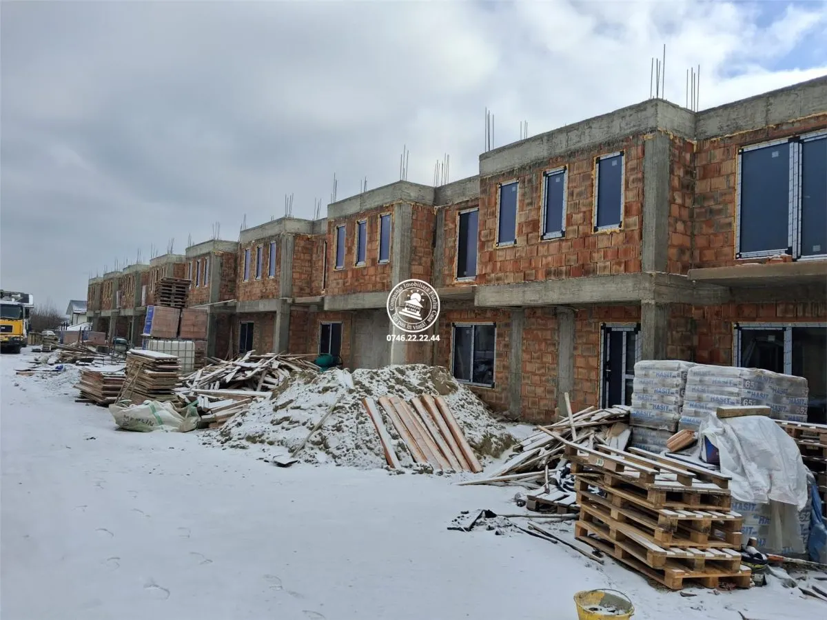 Case insiruite , 4 camere , P+1E - central in Valea Lupului - foto 4