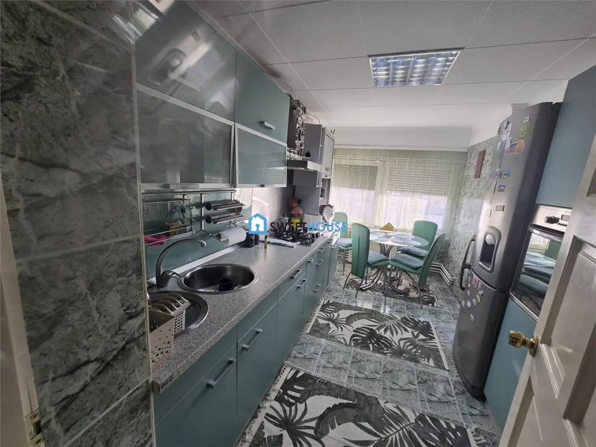Apartament cu patru camere zona centrala - foto 1