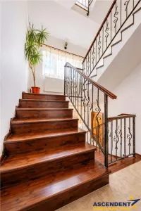 Vila solida Tractorul Coresi, spatii ample, teren 700 mp, garaj 4 masini - foto 6