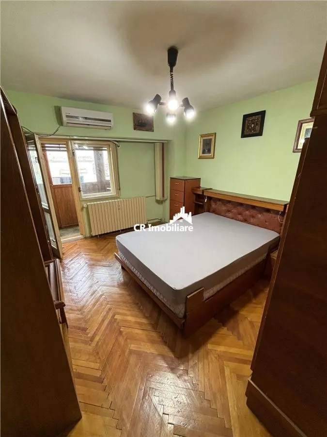 Apartament de vanzare 3 camere Decebal - foto 1